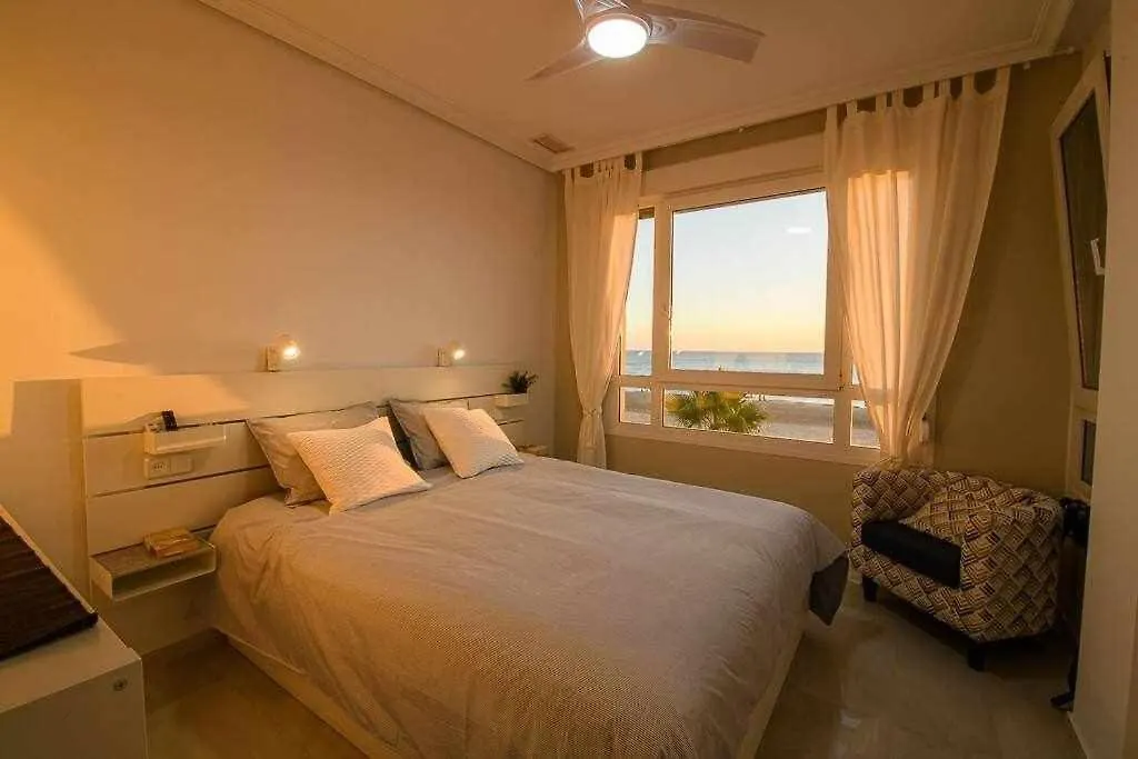 Preciado apartamento con vistas frontales al mar-1
