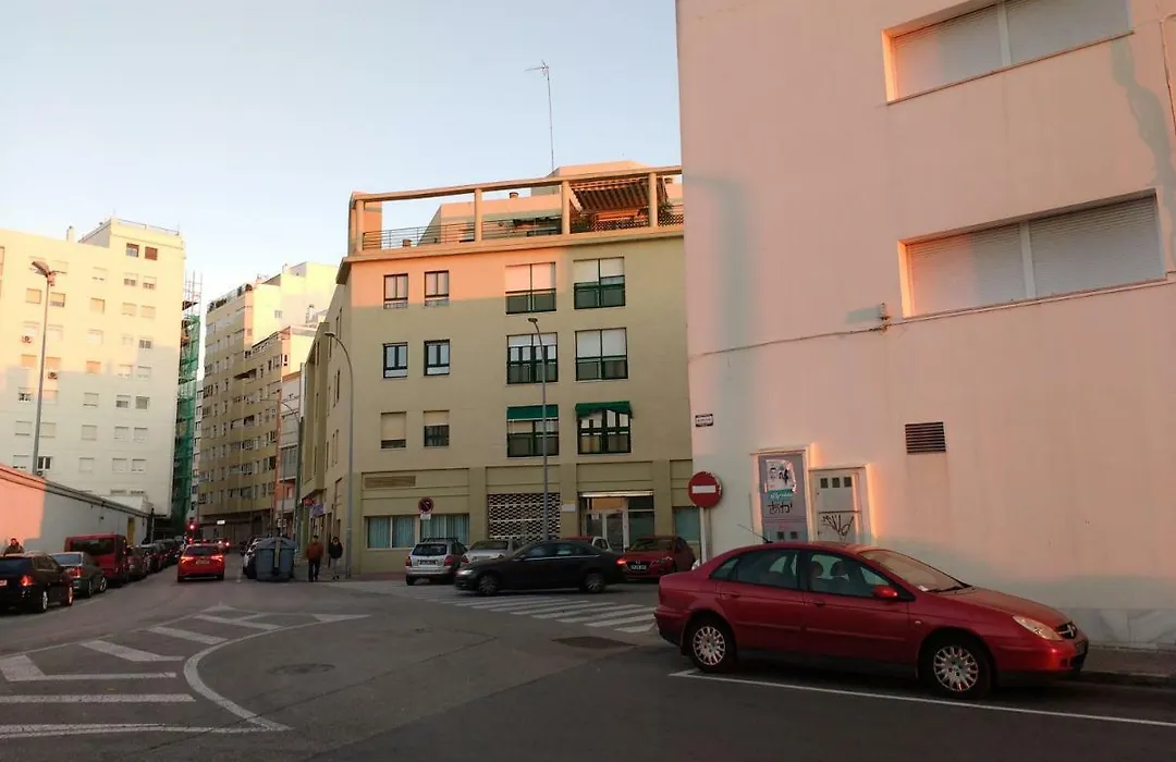 Estudio San Felipe junto a la Playa y el Hospital Puerta del Mar en Cádiz-1