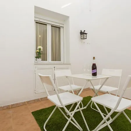 Apartamento con patio en Cádiz centro-2