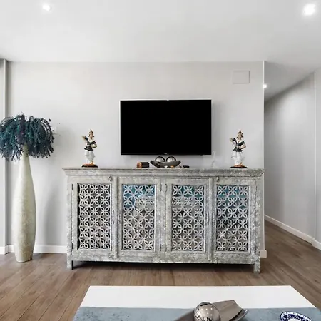 Cozy Room In Stylish Flat Just Steps From The Beach-2