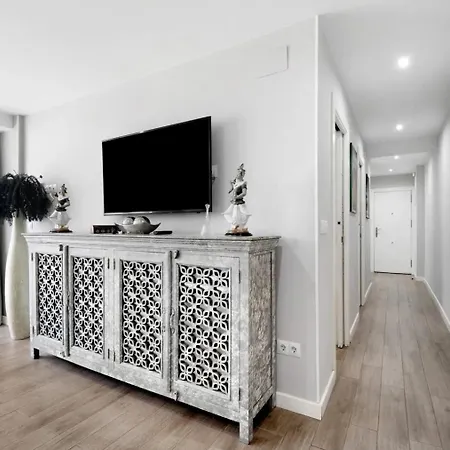 Cozy Room In Stylish Flat Just Steps From The Beach-3