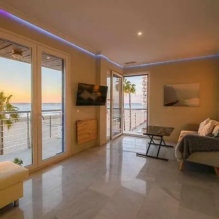 Preciado apartamento con vistas frontales al mar-2