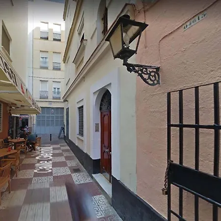 Apartamento en pleno centro de Cadiz con parking economico-2