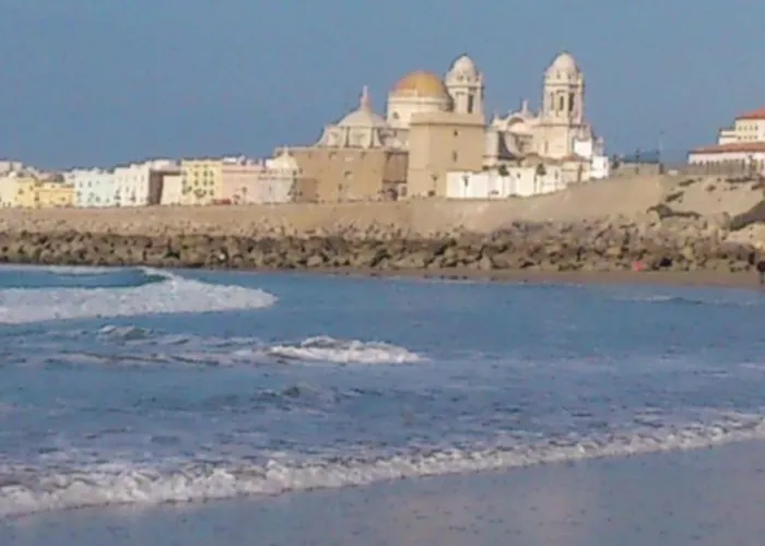 Apartamento A 5 min de la playa Victoria y del Htal Pta Mar Cádiz